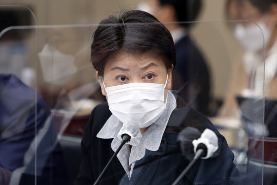 윤희숙 국민의힘 의원이 20일 오전 광주 북구 오룡동 정부광주합동청사에서 열린 국회 기획재정위원회의 광주지방국세청, 한국은행 광주전남본부·목포본부에 대한 국정감사에서 질의하고 있다.  연합뉴스